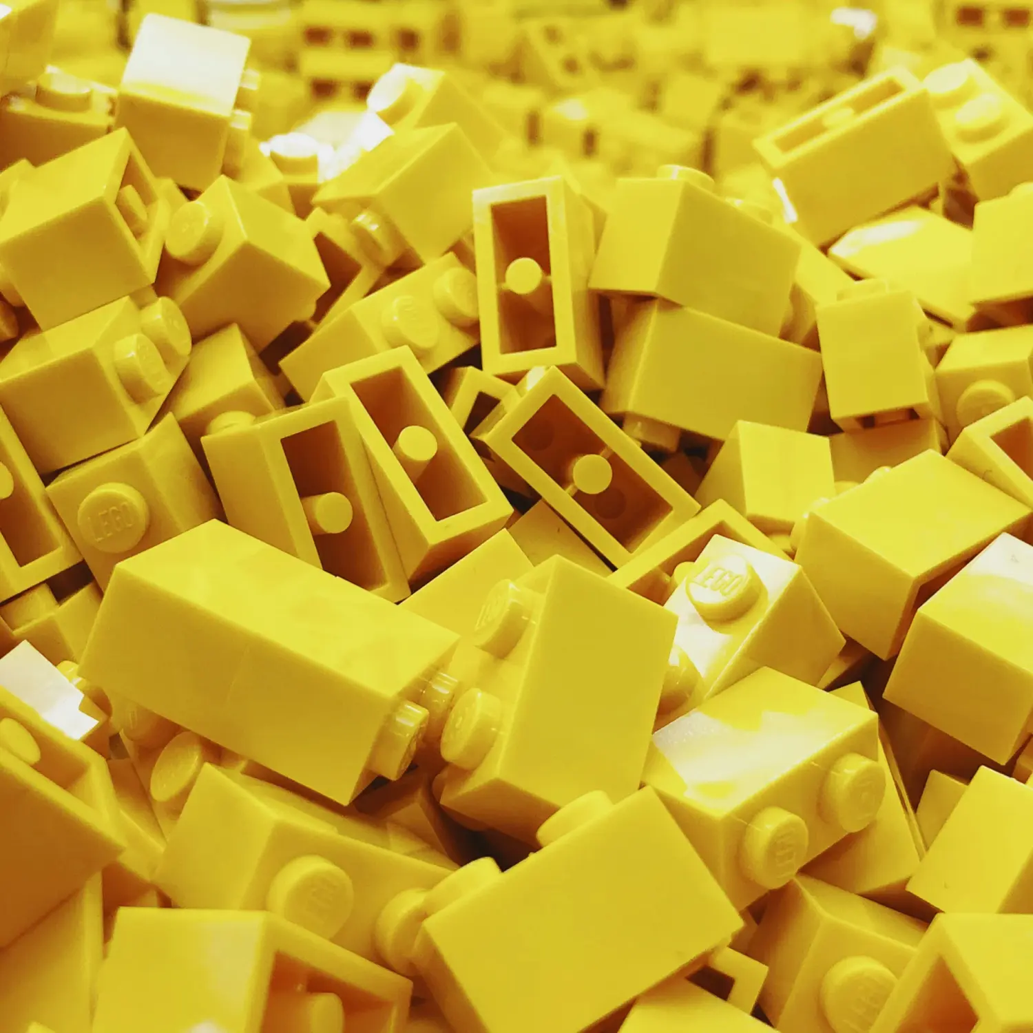 Gelbe Lego Steine.
