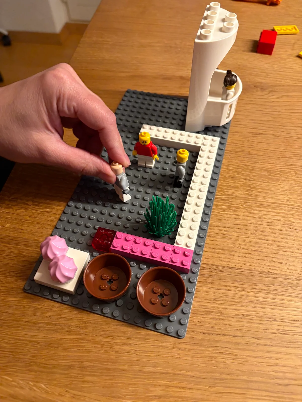 Eine Lego-Szene mit mehreren Lego Figuren auf einer grauen Platte.