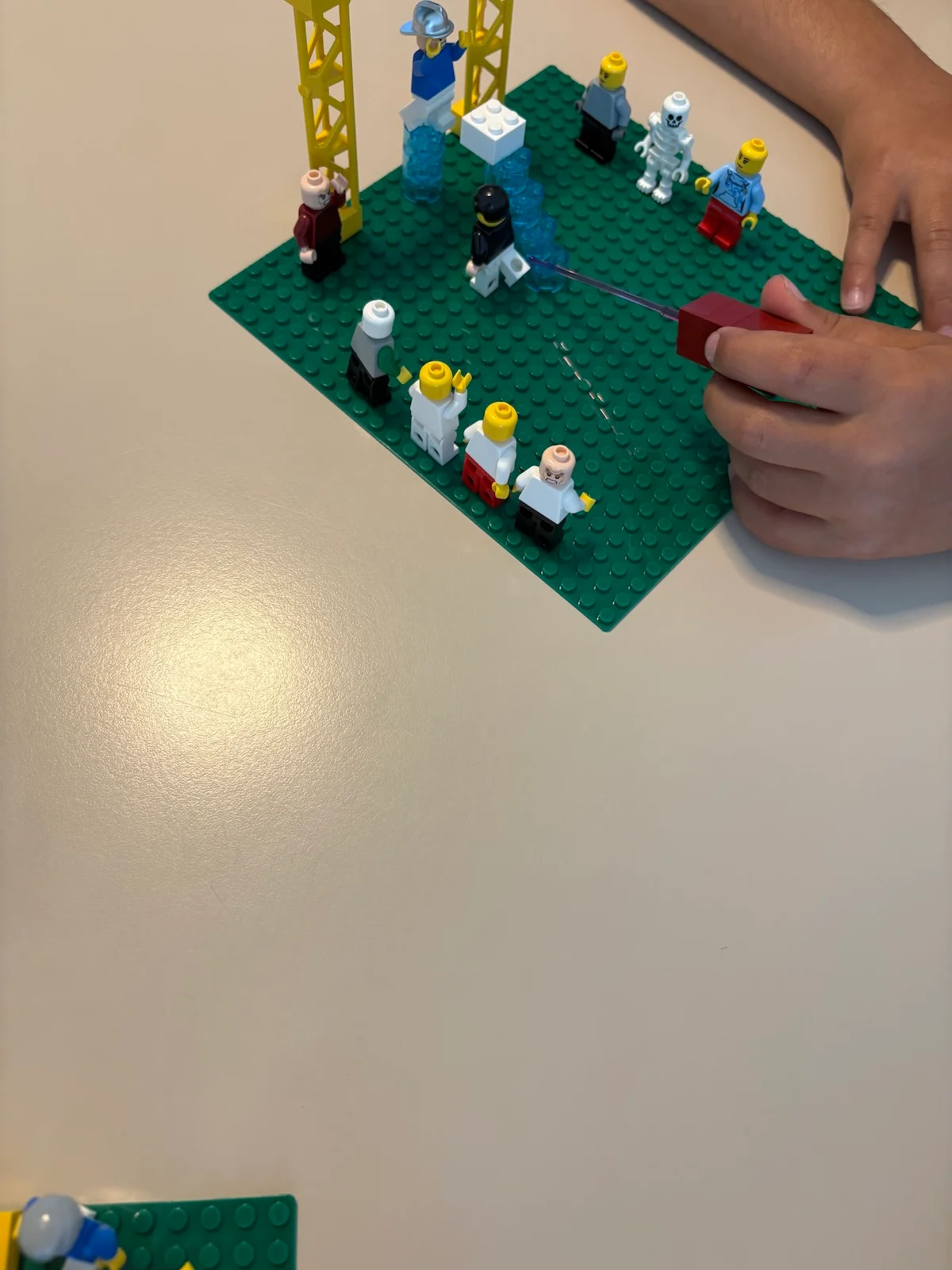 Bau einer Lego-Szene mit mehreren Lego Figuren.