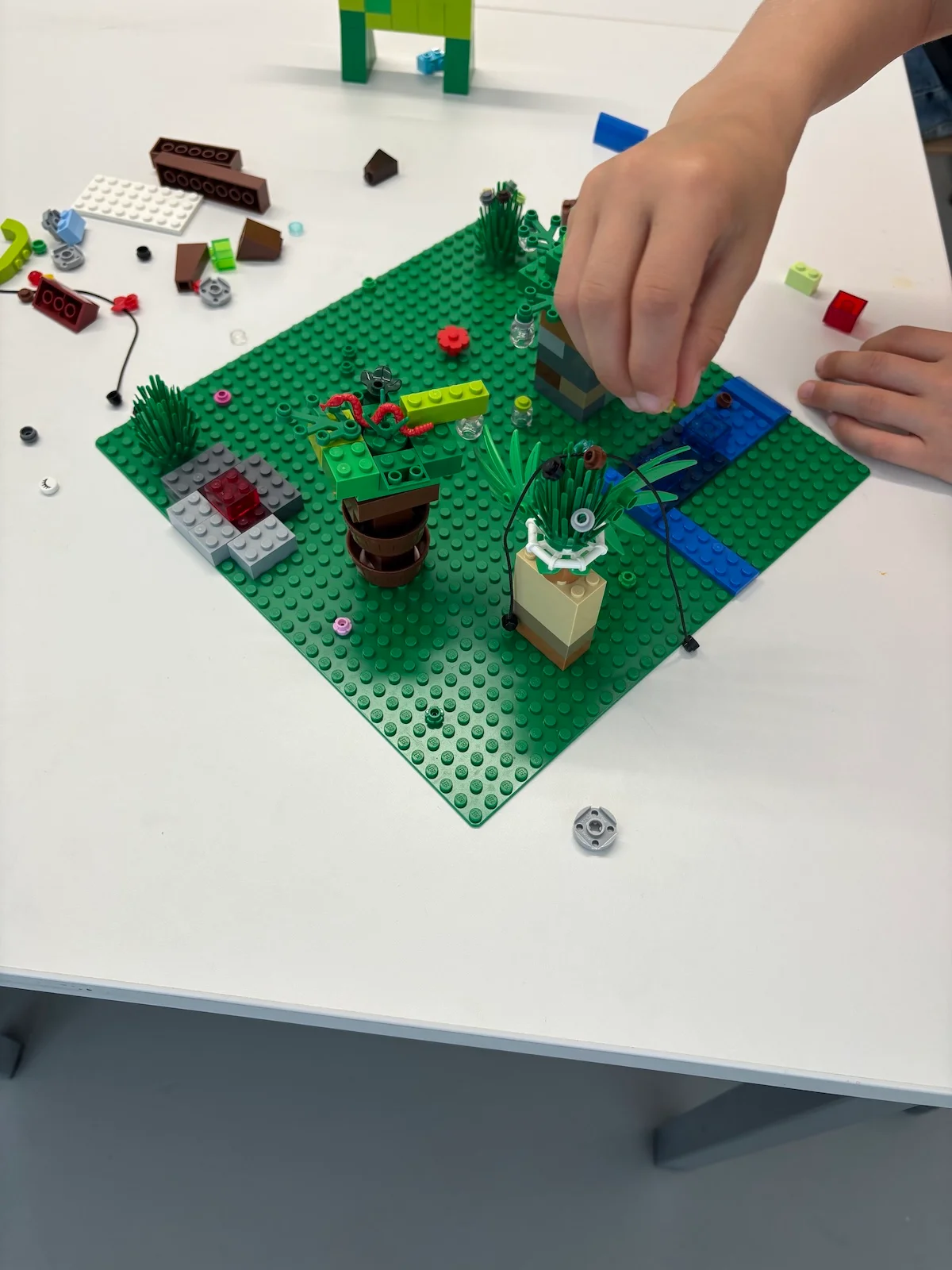 Bau einer Lego-Szene mit verschiedenen Pflanzen.