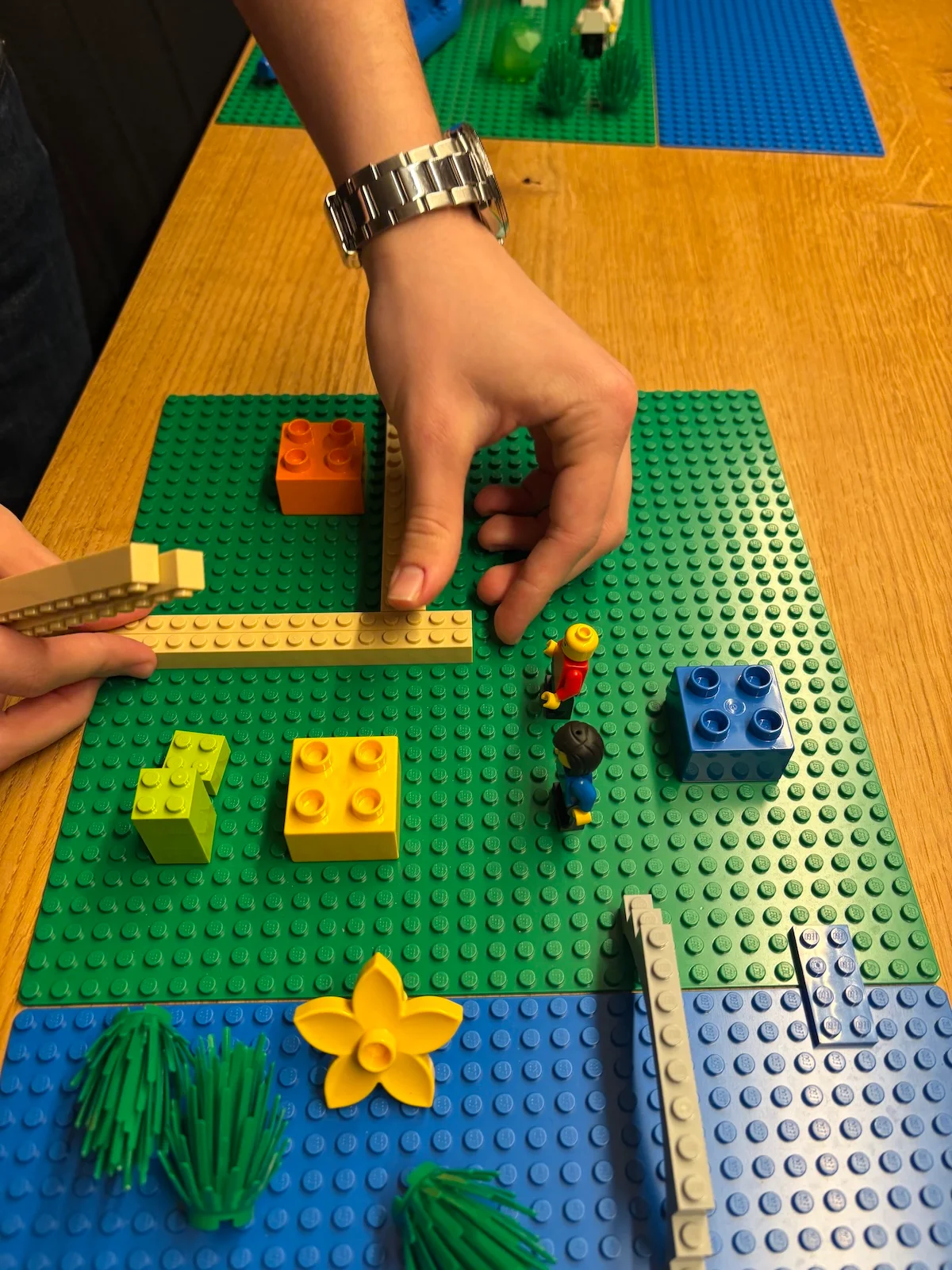 Bau einer Lego-Szene mit mehreren großen Steinen.