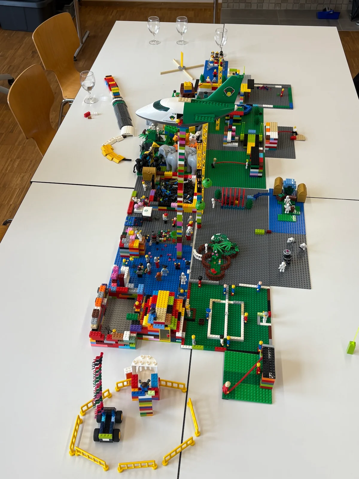 Ein großer Lego-Bau mit verschiedenen bauten.